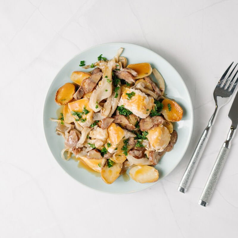 Poulet aux pleurotes et marrons, pommes grenailles ail et thym