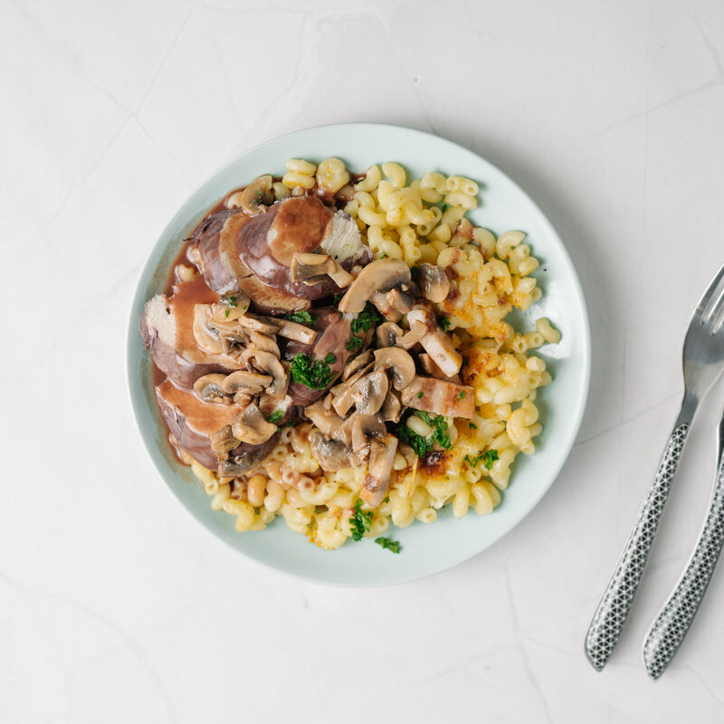 Sauté de poulet Bourguignon, coquillettes au fromage gratiné
