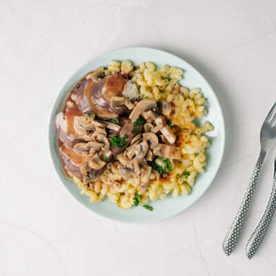 Sauté de poulet Bourguignon, coquillettes au fromage gratiné