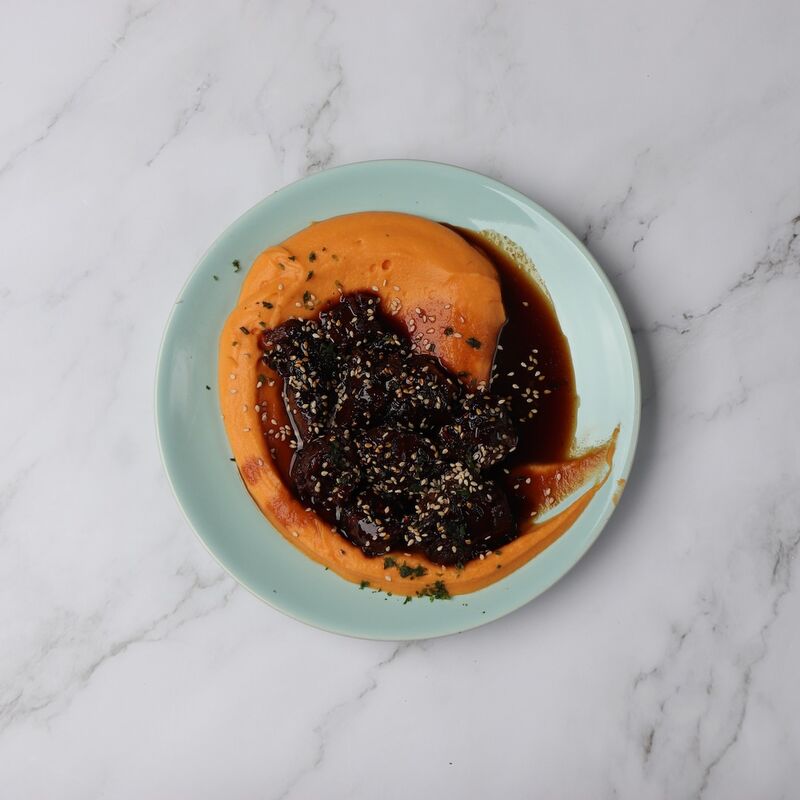 Porc laqué au sésame mousseline de courge gingembre