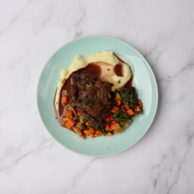 Joue de porc confite au vin rouge poêlée de potimarron et blettes